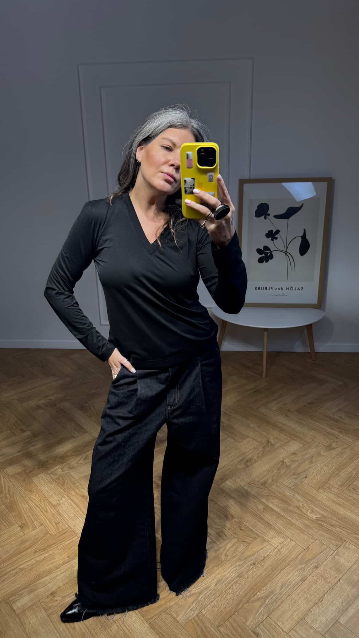 Лонгслів з V-подібним вирізом