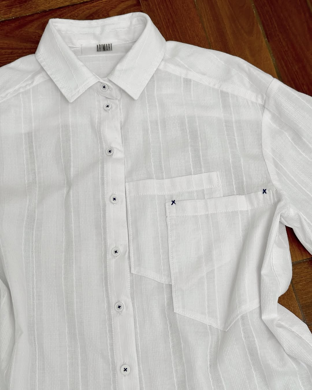 Біла сорочка з подвійним комірцем