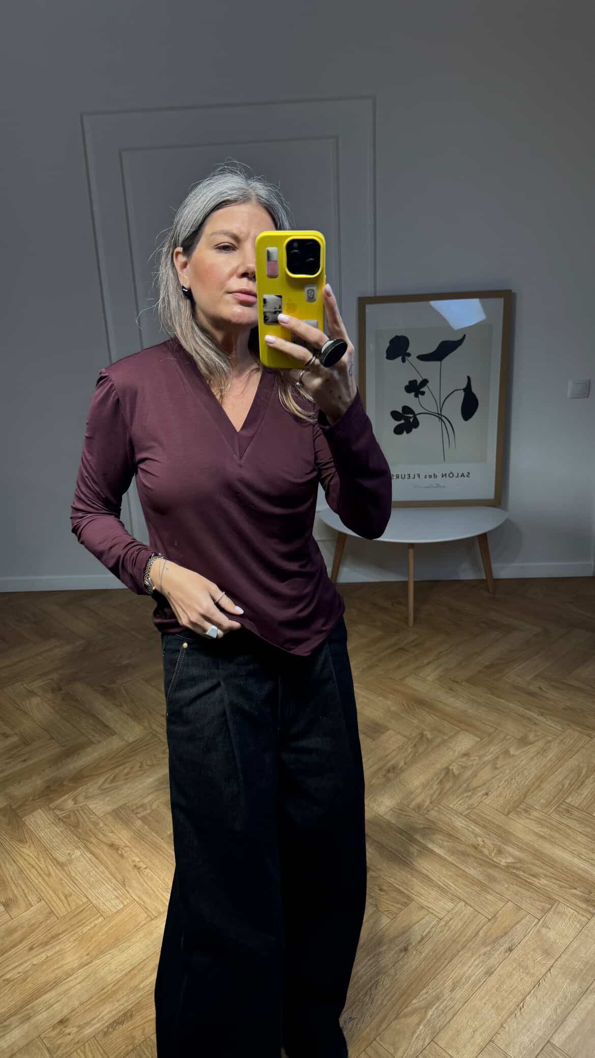 Лонгслів з V-подібним вирізом