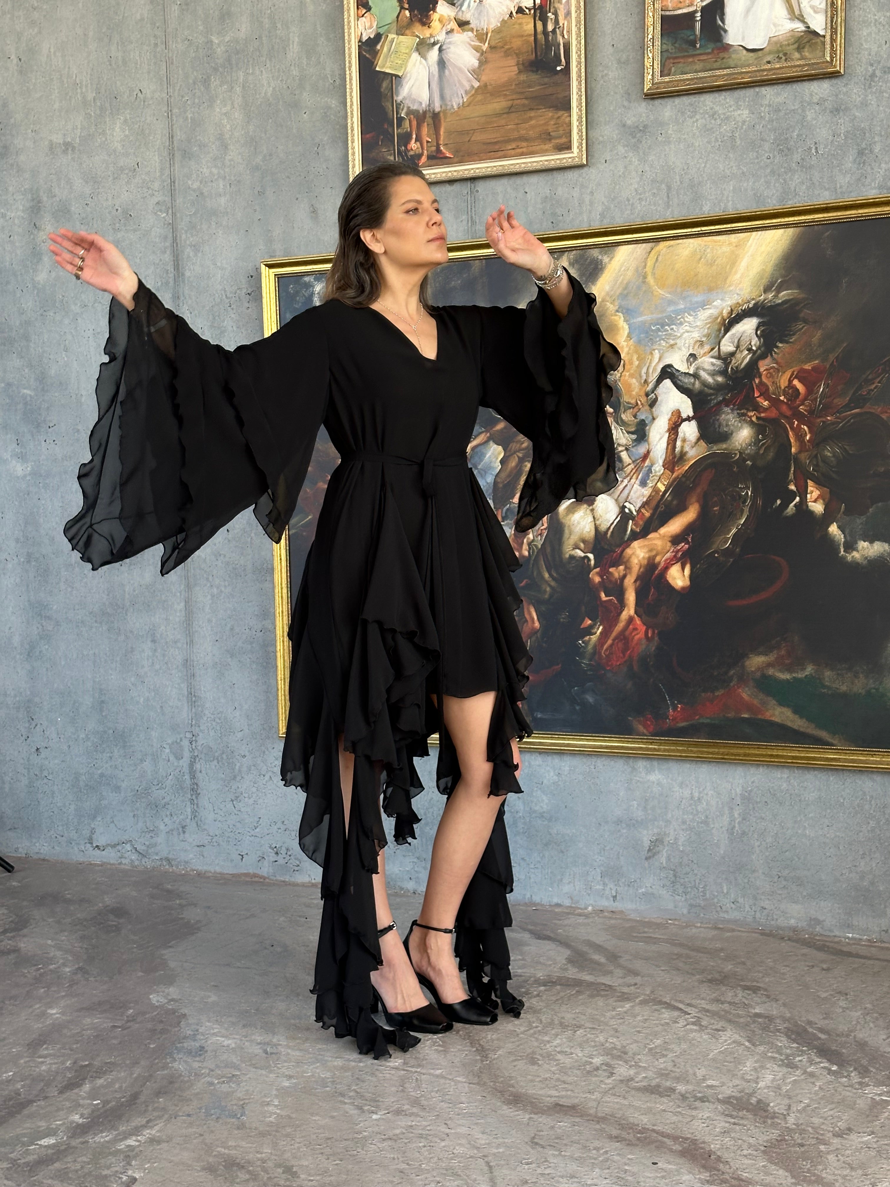 Асиметрична сукня з шифону з воланами