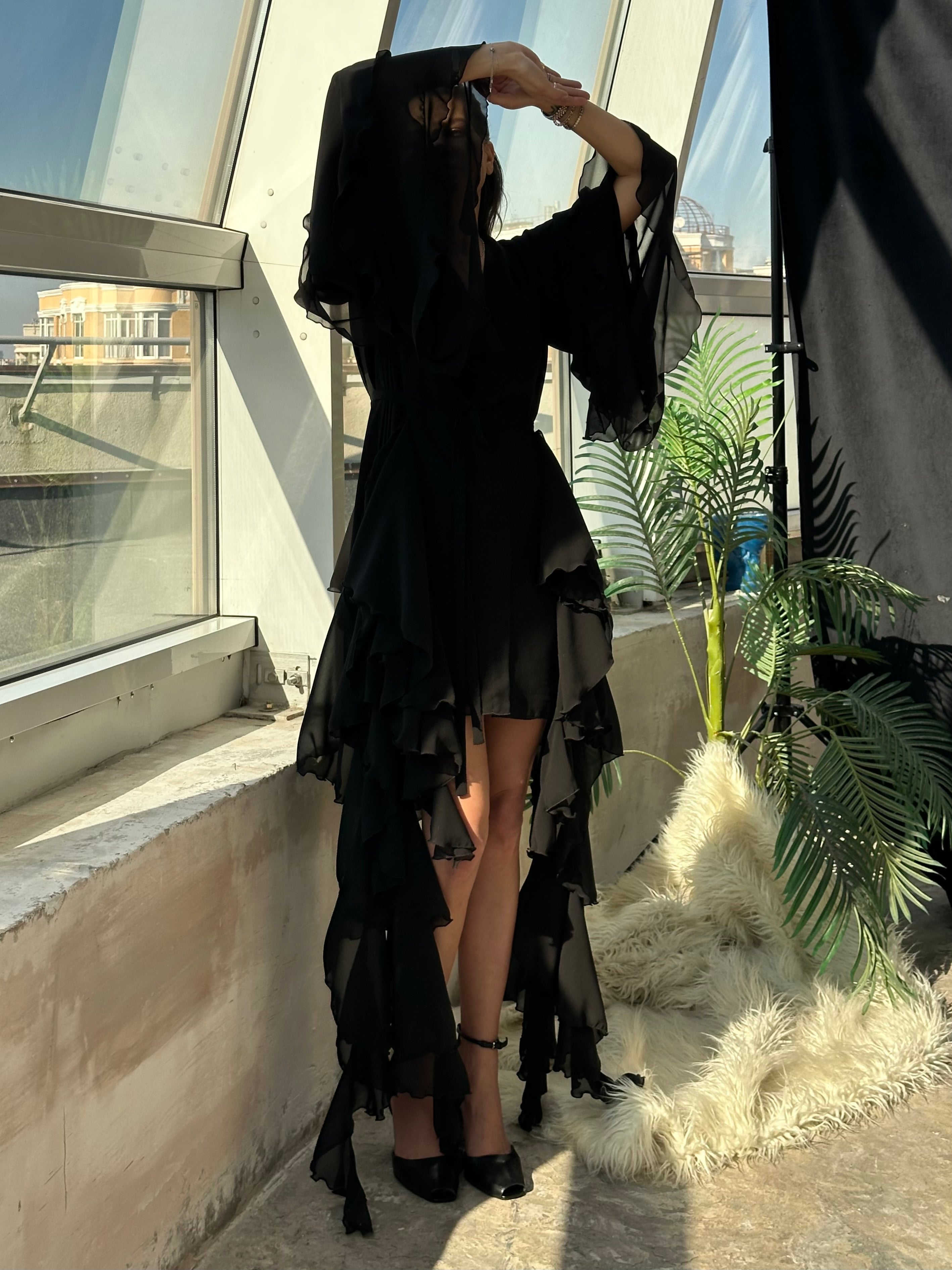 Асиметрична сукня з шифону з воланами