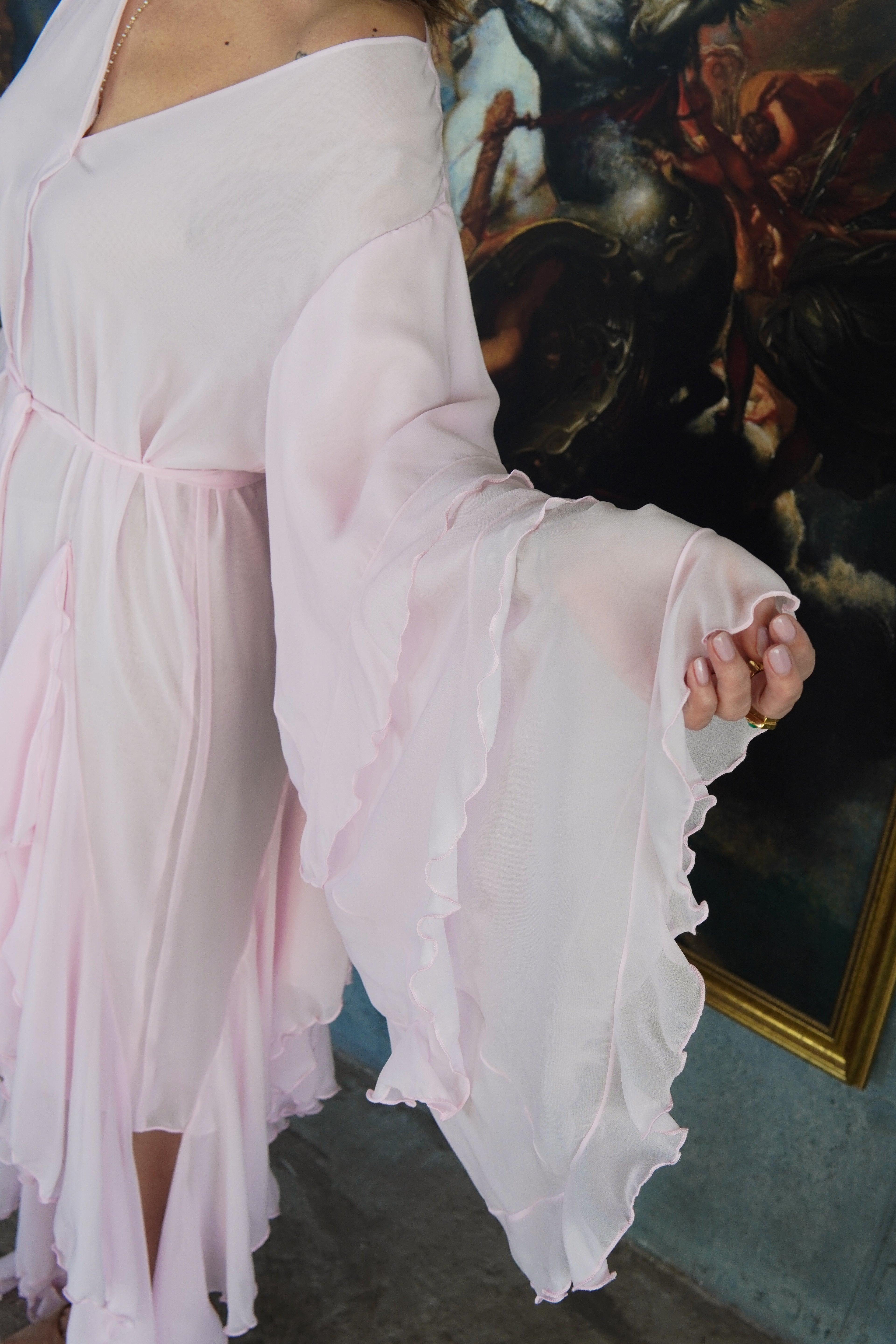 Асиметрична сукня з шифону з воланами