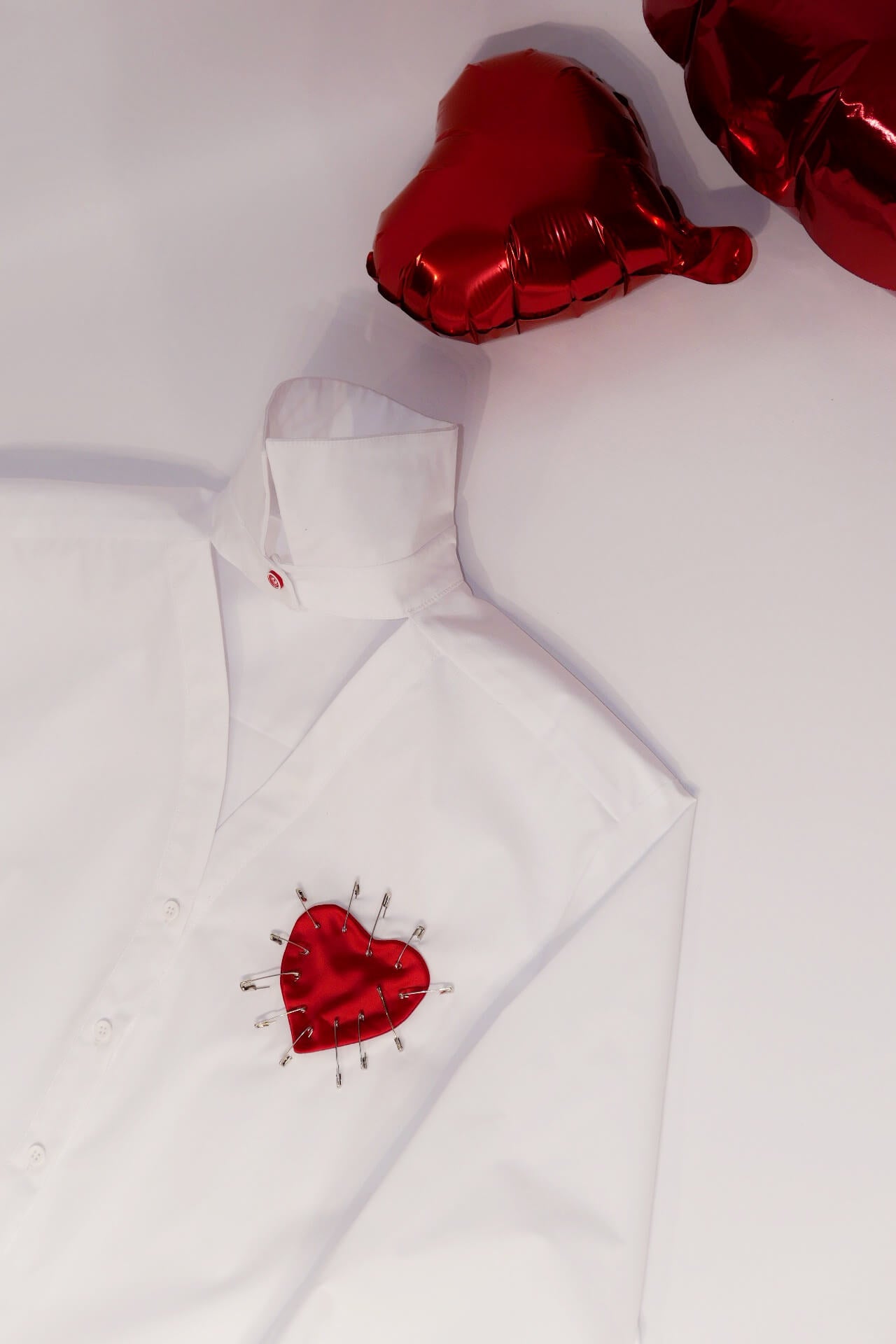 Сорочка з серцем і металевими шпильками