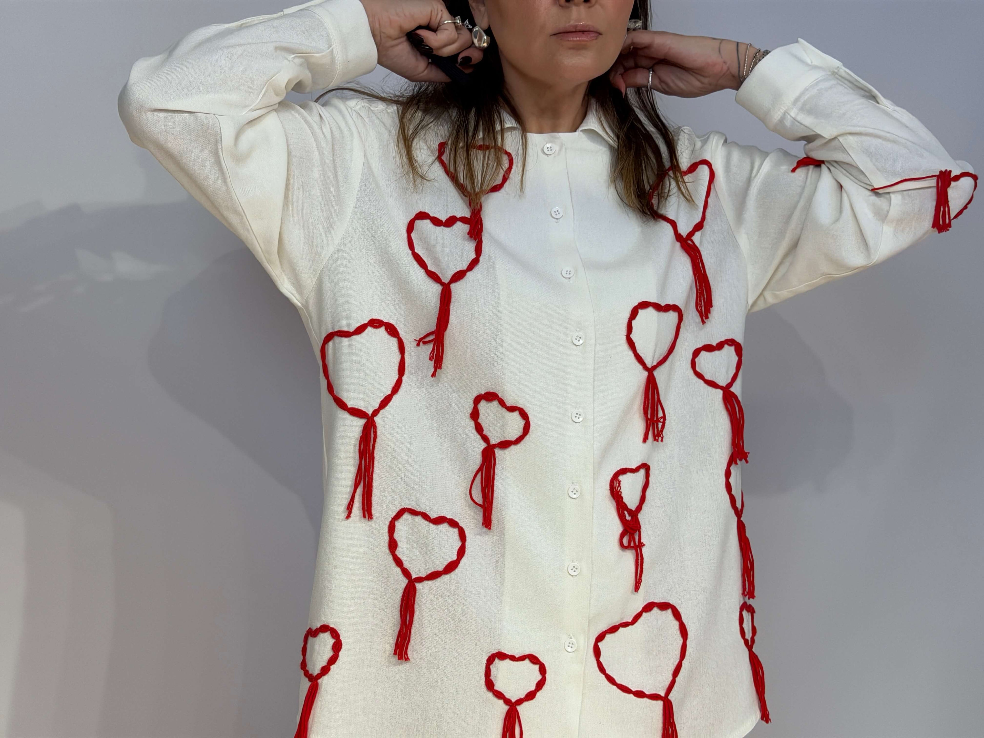 Сорочка з вишитими серцями