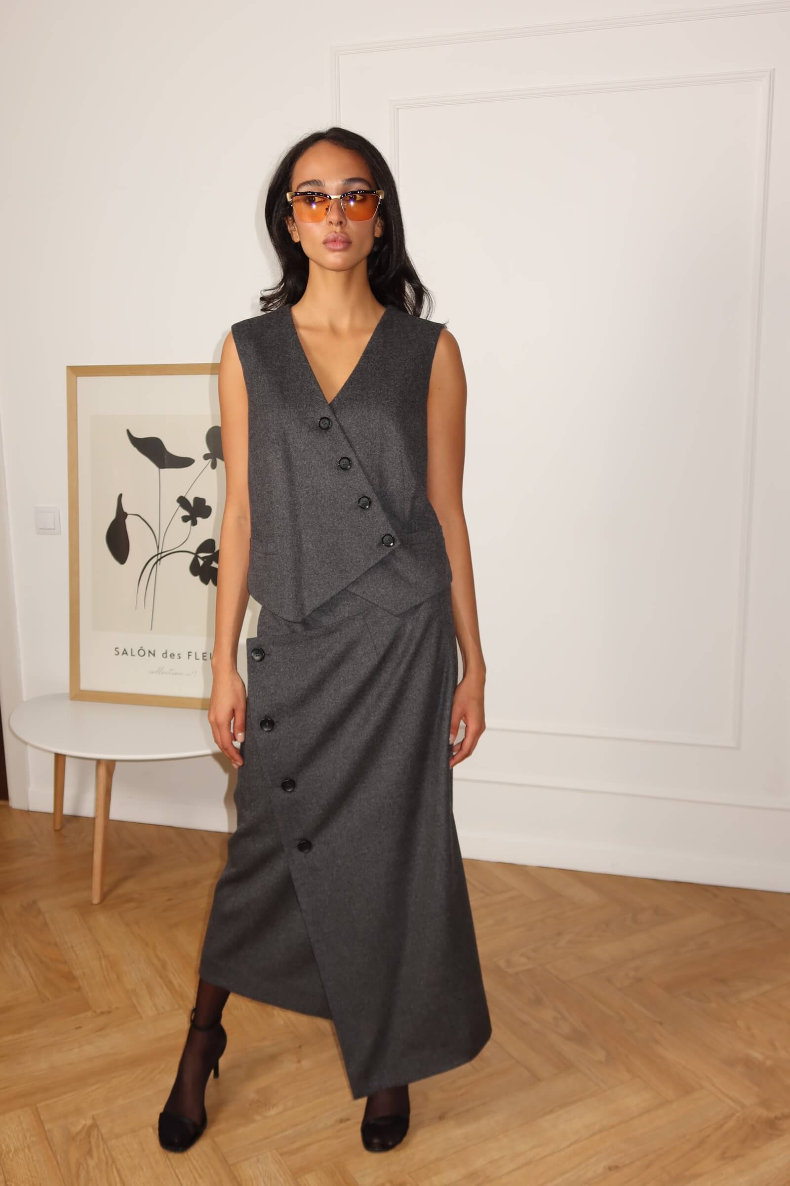 Асиметрична спідниця з застібкою