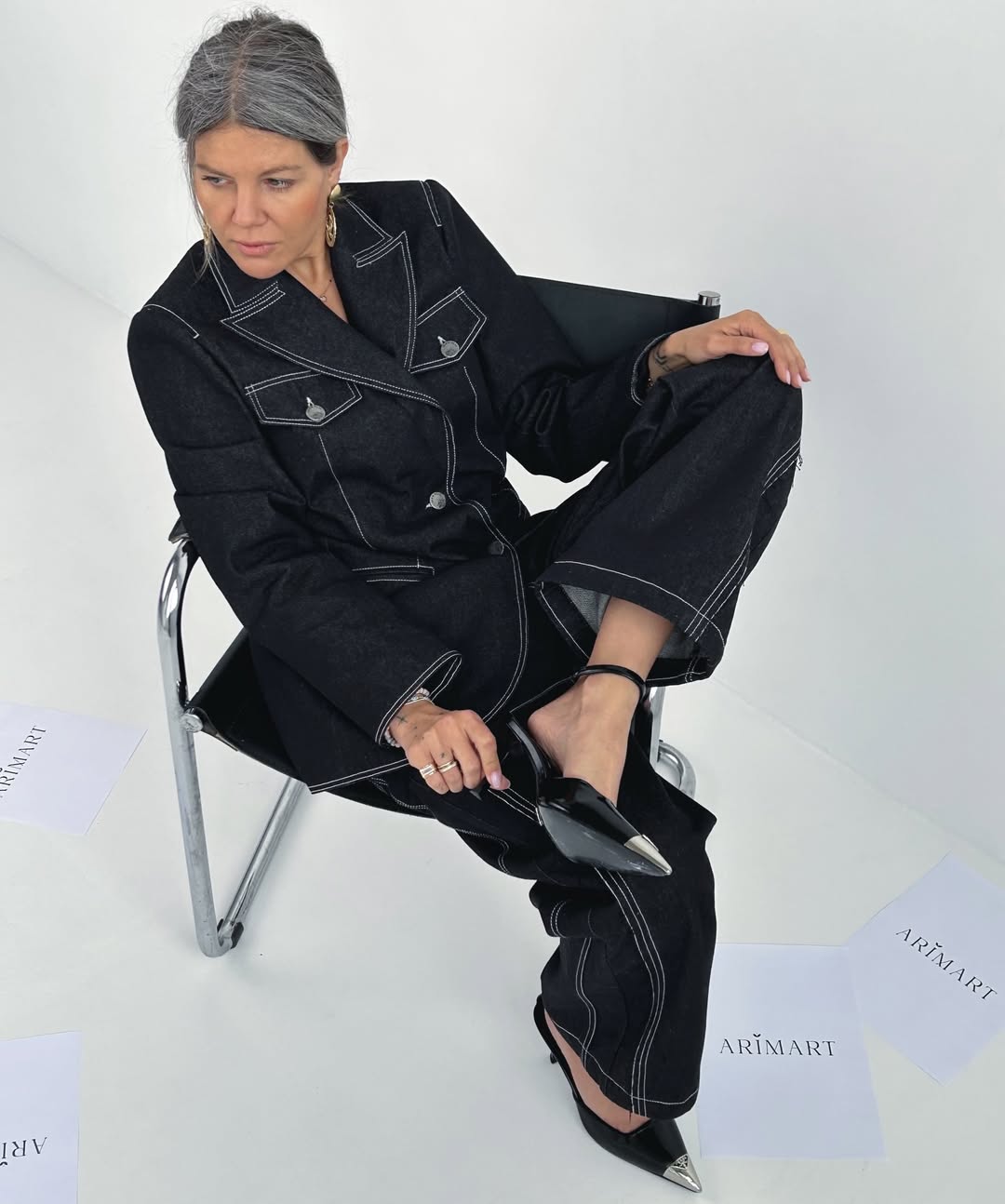 Денімові джинси прямого крою з контрастною строчкою