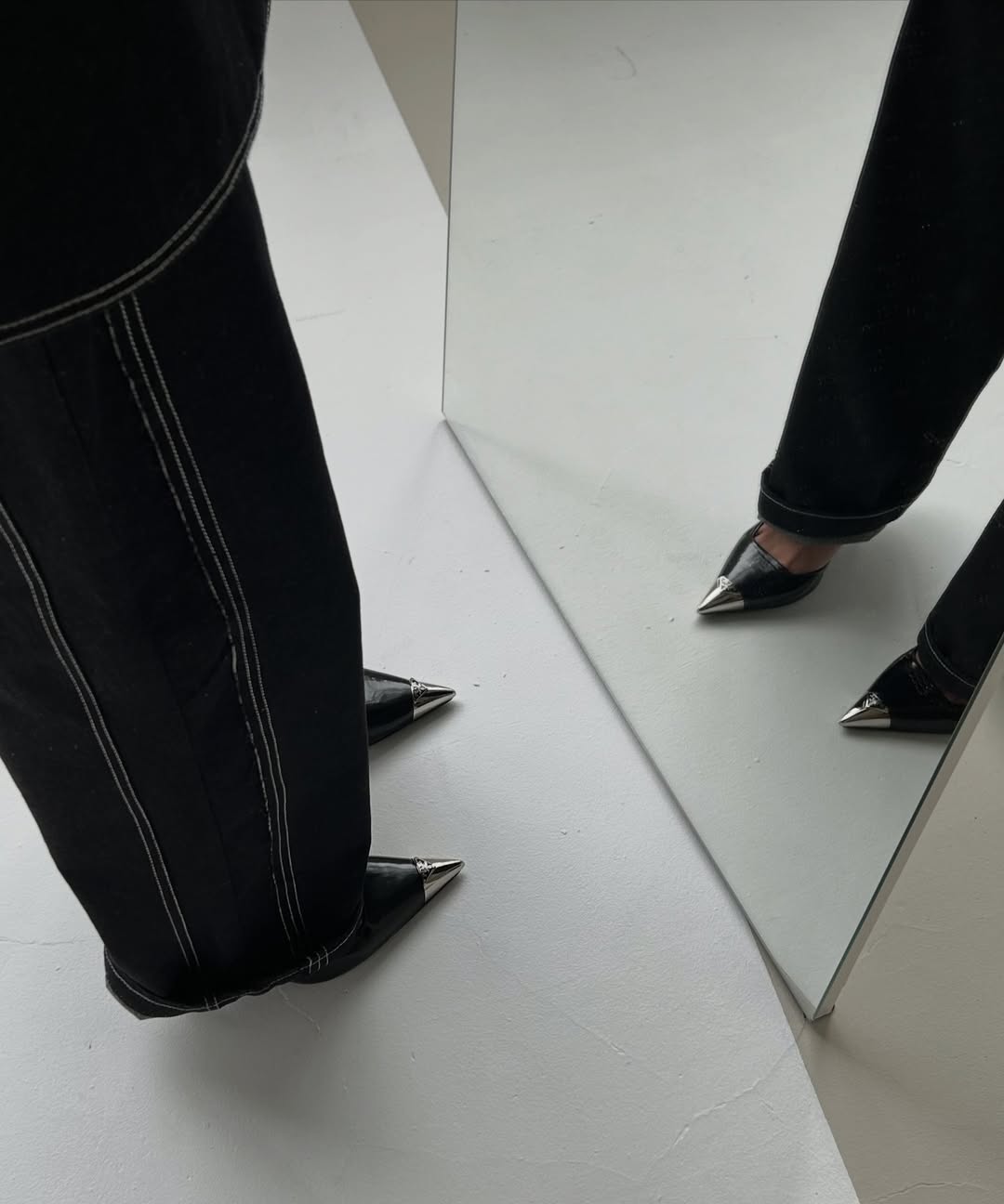 Денімові джинси прямого крою з контрастною строчкою