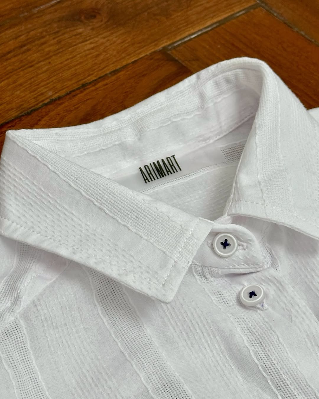 Біла сорочка з подвійним комірцем