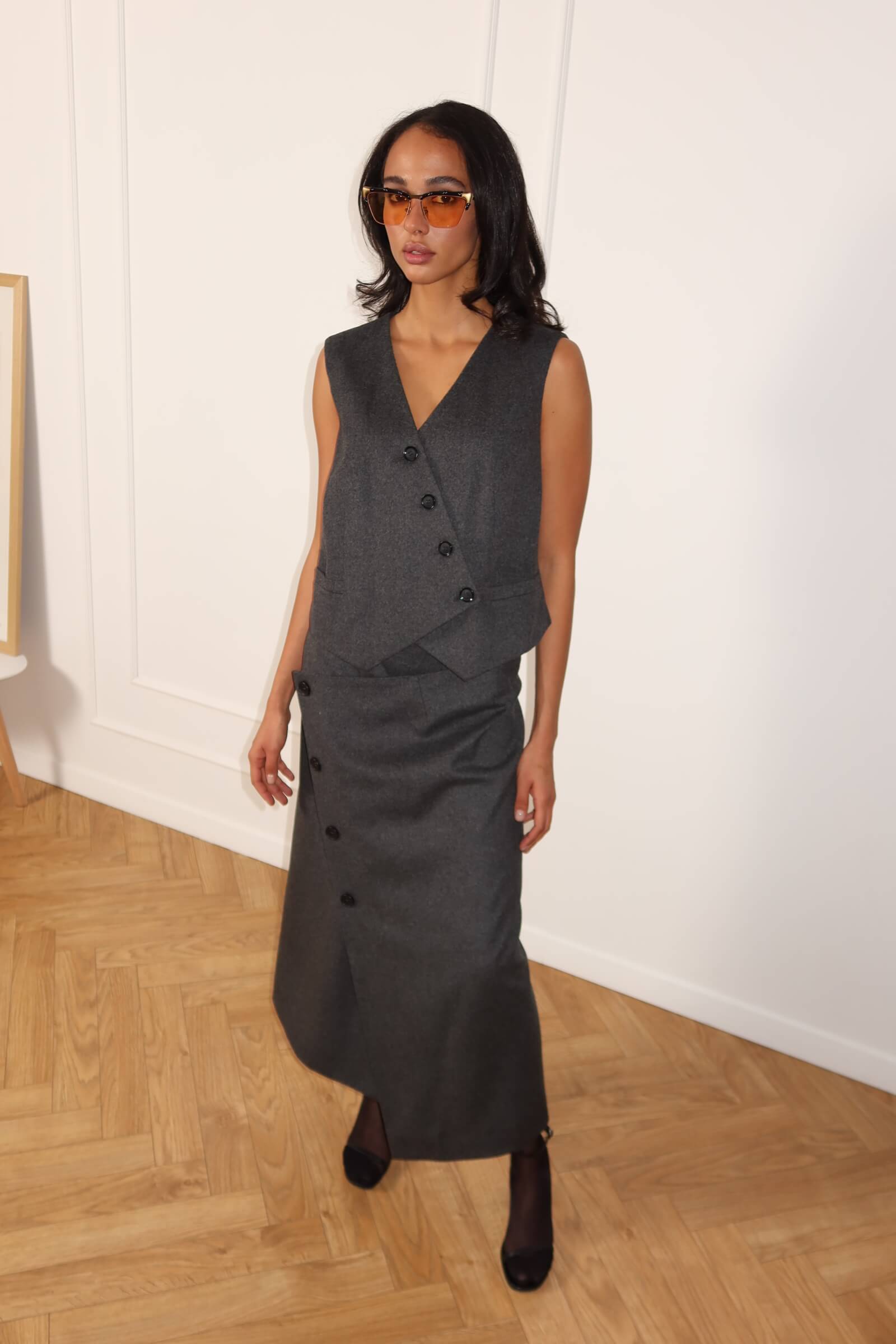 Асиметрична спідниця з застібкою