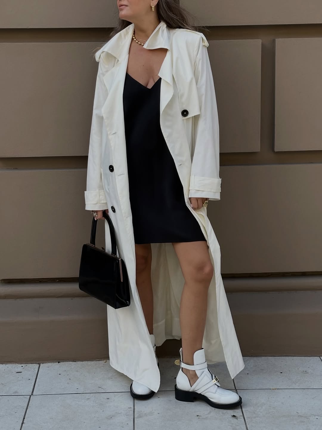 Міні-сукня на тонких бретелях