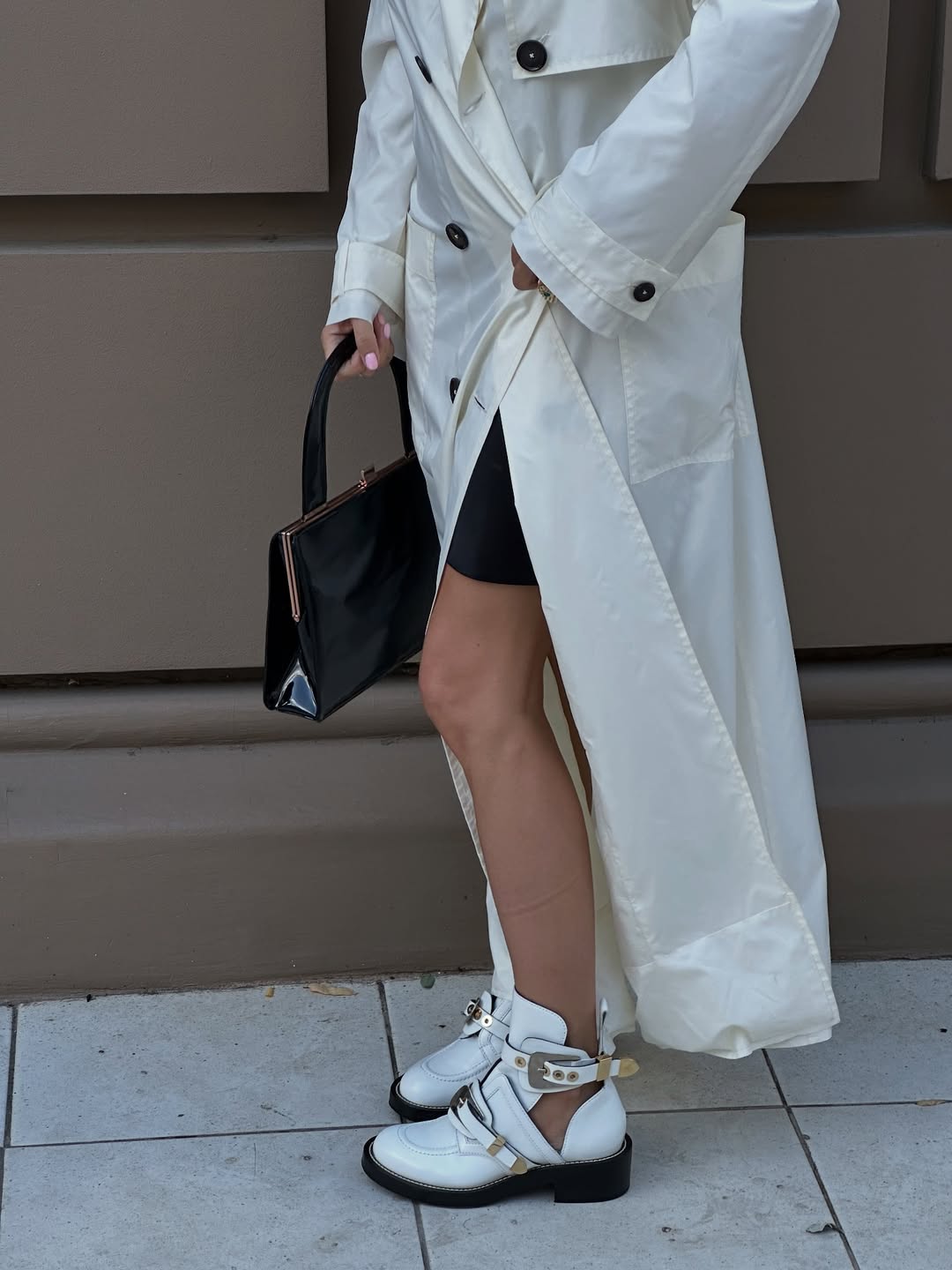 Міні-сукня на тонких бретелях