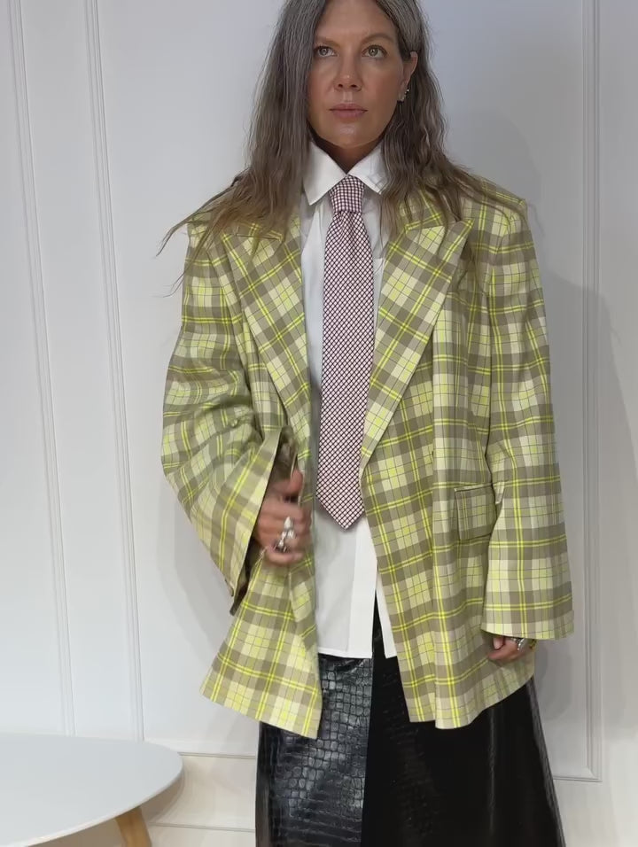 Об’ємний жакет у клітинку